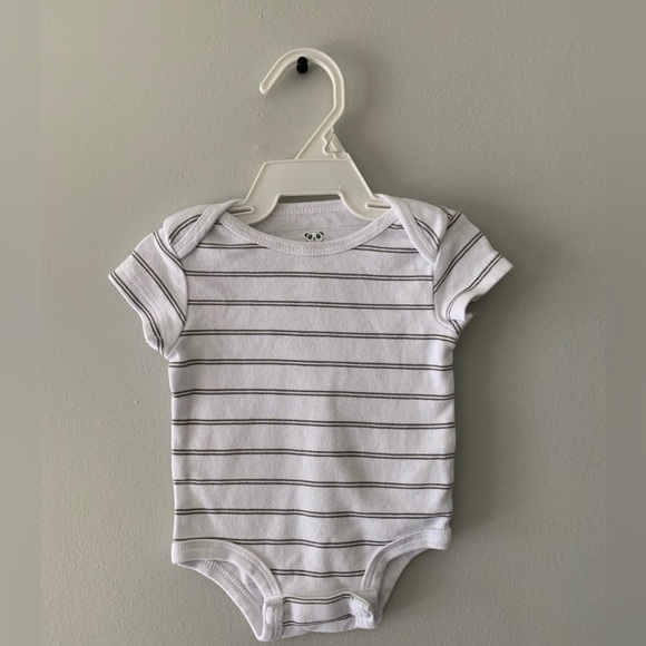#7. Set of plain bodysuits. 3m. One white, one grey, one white with stripes. - Picture 4 of 7